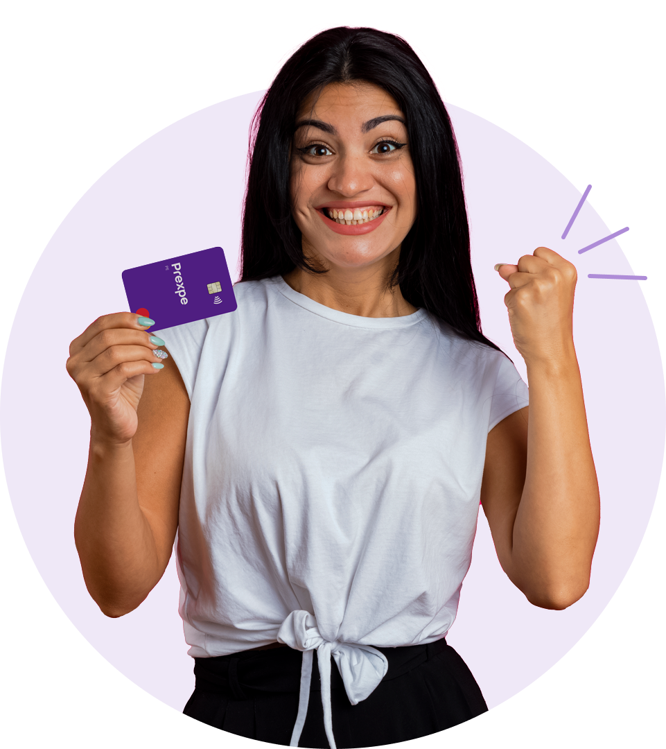 Mujer sosteniendo su tarjeta prexpe con la que obtiene las mejores promociones